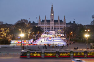 Ausblick auf den Wiener Eistraum und das Rathaus vom Burgtheater aus
